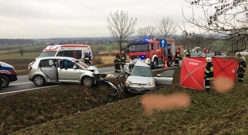 Książ Wielki. Tragedia na drodze krajowej nr 7. W zderzeniu dwóch samochodów osobowych zginęły dwie osoby