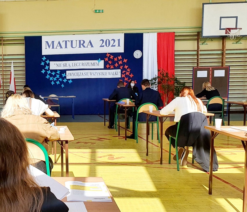 Matura 2021 z języka polskiego w Powiatowym Zespole Szkół w Chęcinach (ZDJĘCIA)