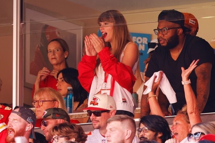 Taylor Swift w loży VIP podczas meczu NFL Kansas City Chiefs...