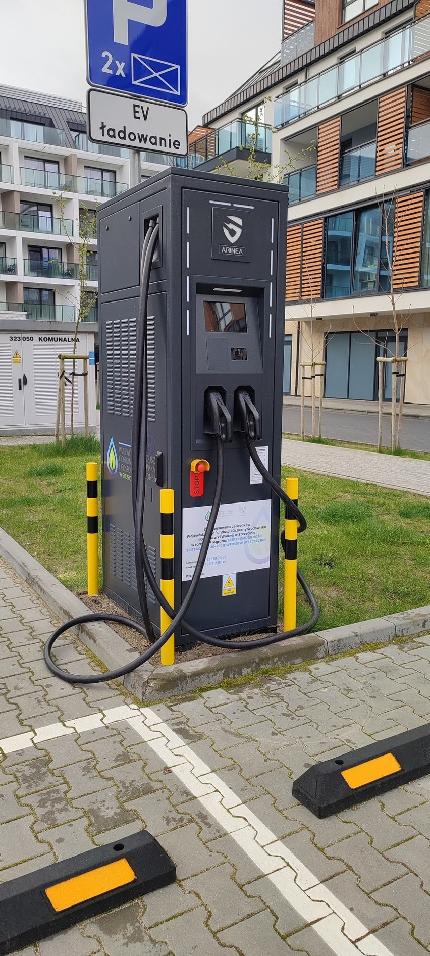 Stacja ładowania do samochodów elektrycznych stoi na terenie...