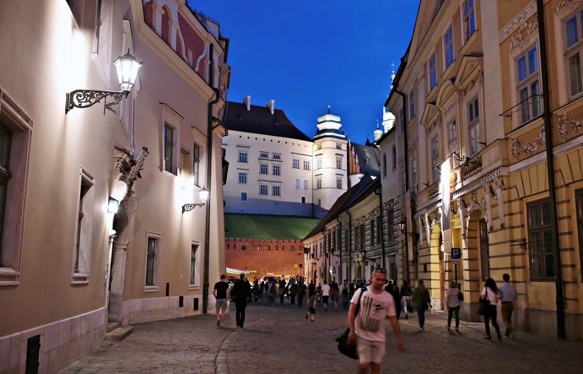 Weekendowy spacer. Krakowskie ulice wieczorem [ZDJĘCIA]