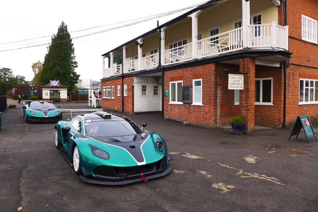 Arrinera Hussarya GTPolskie przedsiębiorstwo z bazą produkcyjną w Wielkiej Brytanii, Arrinera Racing, wybrało historyczny tor wyścigowy w Brooklands jako miejsce prezentacji dwóch prototypów wyścigowego samochodu klasy GT3, Arrinera Hussarya GT, w nowym wzorze malowania.Fot. Arrinera