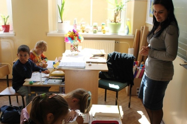 Jedną z zalet małej szkoły są lekcje w kilkuosobowych klasach, dzięki czemu nauczyciele mają więcej czasu dla każdego z uczniów.