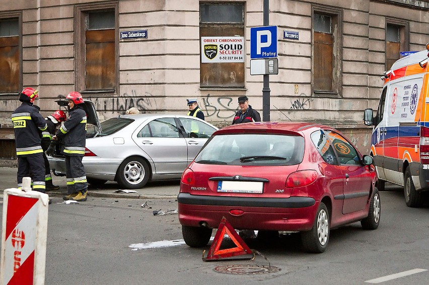 Zderzenie dwóch aut na skrzyżowaniu Warszawskiej i Jana III Sobieskiego