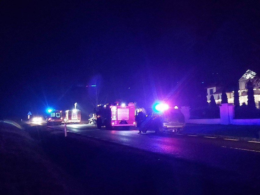 Groźny wypadek BMW koło Sieradza. Kierowca BMW zasnął za kierownicą i wylądował w rowie. Zobacz zdjęcia 