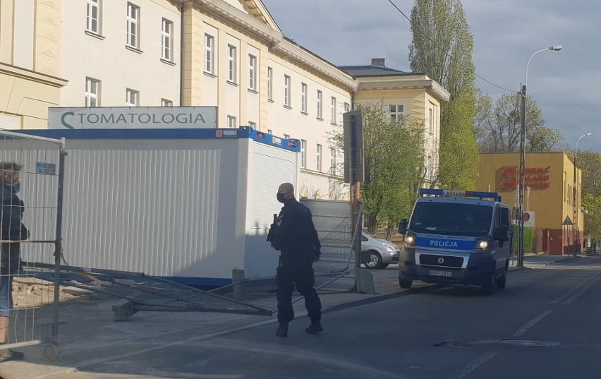 Ale wiało! Podmuchy wiatru uszkodziły ogrodzenie i zatrzymały tramwaje