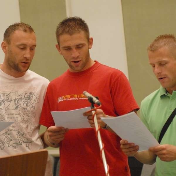 Piłkarze Odry w nietypowej roli - śpiewają piesenkę w studiu nagraniowym Radia Opole.