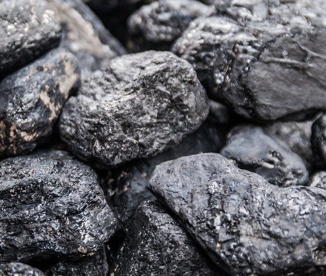 Ojczym z pasierbem ukradli węgiel z piwnicy mieszkanki Boruszowic w gminie Tworóg