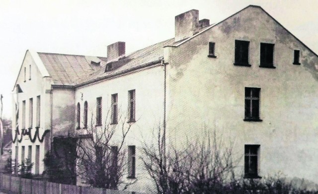 Tak wyglądał budynek szkoły podstawowej nr 2 w 1948 r., czyli niedługo po oddaniu do użytku. 