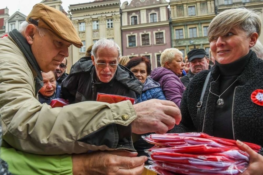 Tłumy poznaniaków przyszły na Stary Rynek po darmowe flagi...