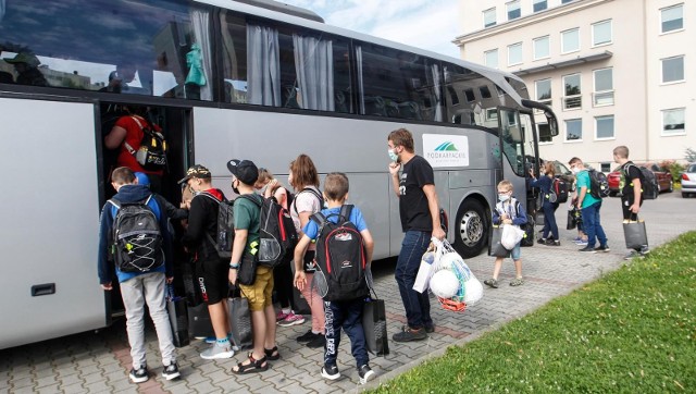 W 2021 roku kolonie i obozy letnie są organizowane w reżimie sanitarnym. Rodzice mogą sprawdzić, czy organizator spełnił wszystkie wymogi w specjalnej bazie wypoczynku pod adresem https://wypoczynek.mein.gov.pl/