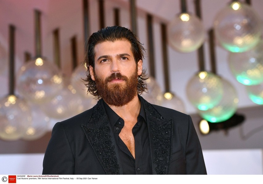 Can Yaman został twarzą kampanii domu mody Dolce&Gabbana! Zdjęcia tureckiego przystojniaka robią wrażenie