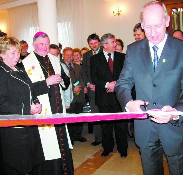 Uroczystość otwarcia ośrodka zgromadziła wielu gości. Przecięcia wstęgi dokonał m.in. starosta Sz. Ołdakowski.