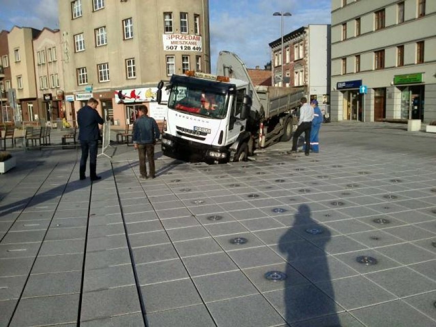 Na fontannę w Rybniku najechała ciężarówka Rybnickich Służb...