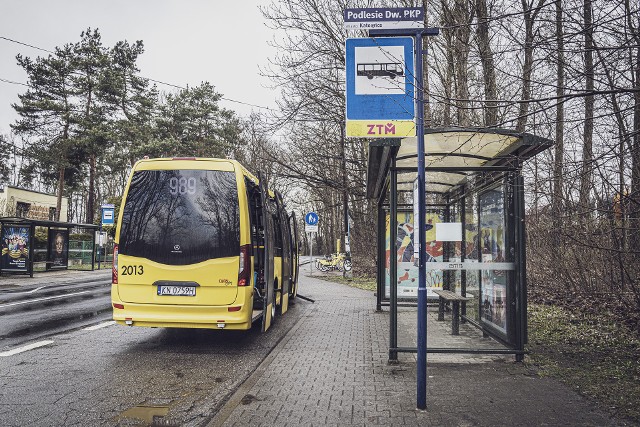 Od 25 marca katowickie ulice przemierza nowa linia autobusowa 989. Niewielkie busy docierają do mieszkańców, którzy do tej pory mogli mieć trudności z korzystaniem z komunikacji miejskiej.