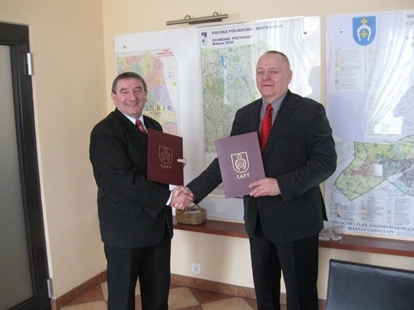 Burmistrz Łap Wiktor Brzosko (z lewej) i rof. dr. hab. inż Lech Dzienis - rektor Politechniki Białostockiej