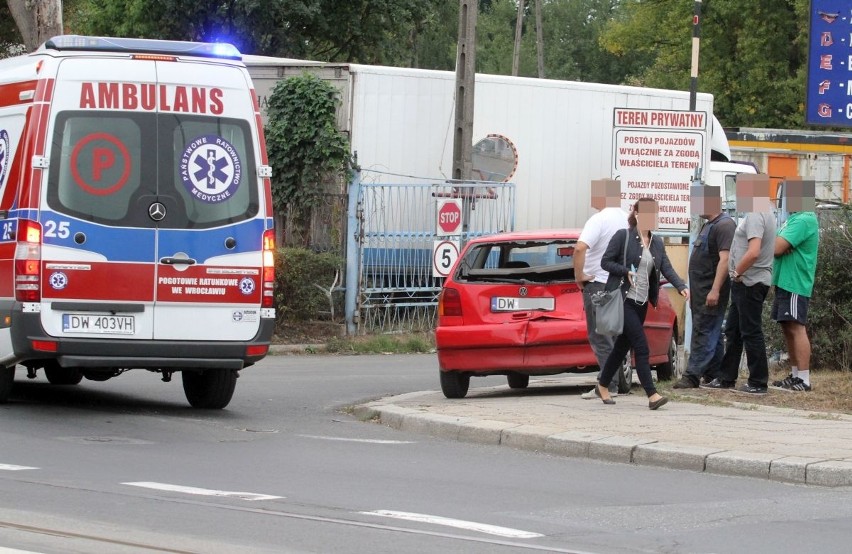 Wypadek przed mostem Osobowickim. Objazdy tramwajów