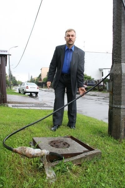 - Przeprowadzenie tego kabla to prowizorka. Przypomina słynny gazociąg Wassermana - mówi Dariusz Duda z ulicy Ta-trzańskiej w Kielcach.