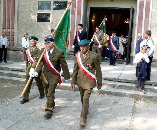 Z kościoła w Zajezierzu koło Dęblina wychodzą goście uroczystości Święta Pułkowego 28 Pułku Artylerii Lekkiej.