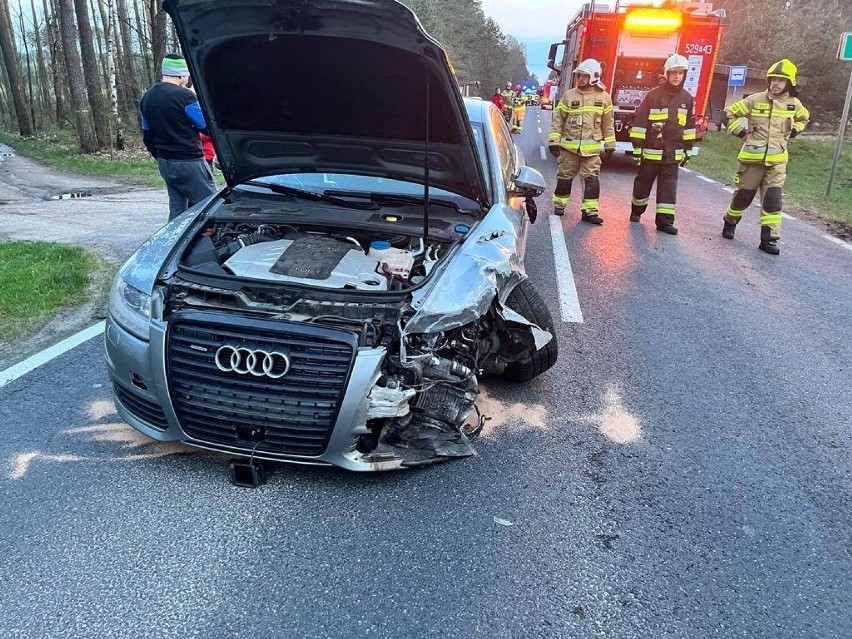 Kierowca Peugeota w wyniku uderzenie wypadł z auta i leżał...