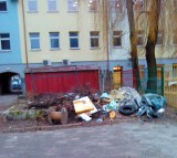 Piaskownica w centrum miasta zamieniona w wysypisko śmieci