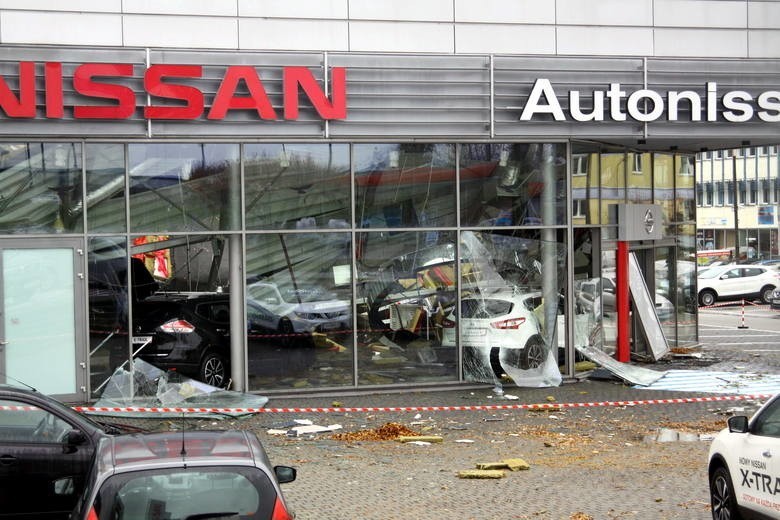 Dlaczego zawalił się dach salonu Nissana?