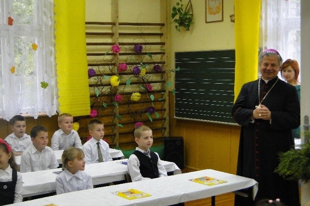 Ksiądz biskup Henryk Tomasik w czasie rozmowy z uczniami wychowawcą Emilią Bernaciak
