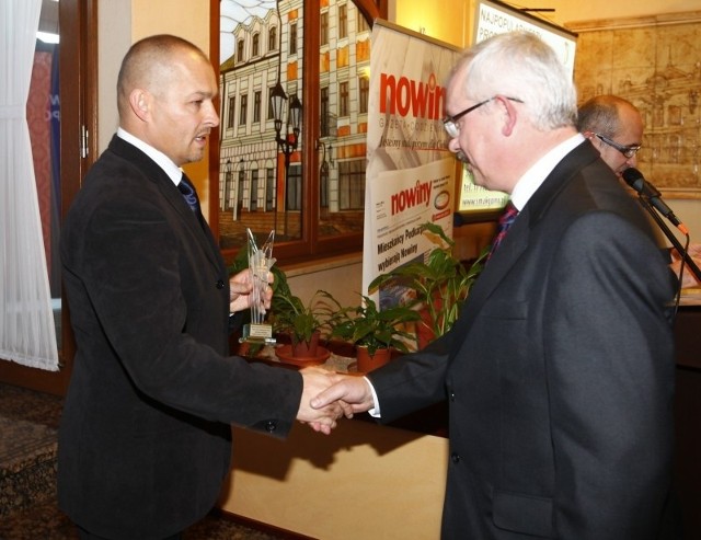 Mieczysław Miazga, (z prawej) prezes ZM Smak-Górno odbiera gratulacje od Roberta Glinkowskiego, dyr. sp. Media Regionalne Oddział Rzeszów. Fot. K. Łokaj