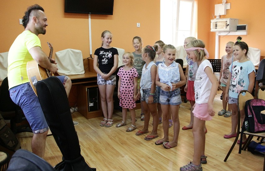 W szkole Podstawowej w Węgrowie pod okiem pedagogów muzyków...