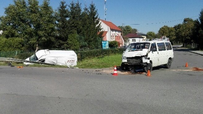 Zderzenie volkswagena z renault w Czeluśnicy. Trzy osoby ranne [ZDJĘCIA]