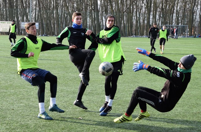 Mimo chłodu na bocznym boisku Stadionu im. Inowrocławskich Olimpijczyków odbył się Zimowy Turniej Piłki Nożnej Drużyn Amatorskich. Imprezę zorganizował Ośrodek Sportu i Rekreacji. W zawodach uczestniczyło 10 zespołów, które rozegrały emocjonujące mecze.