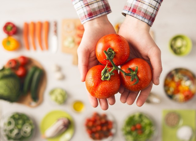 Połączenie pomidora z ogórkiem sprawia, że wydzielają się szkodliwe związki? Czy oby na pewno to prawda? Poznaj najczęstsze mity na temat pomidorów i przestań w nie wierzyć! Zobacz kolejne slajdy, przesuwając zdjęcia w prawo, naciśnij strzałkę lub przycisk NASTĘPNE.