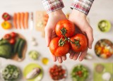 Czy pomidora można łączyć z ogórkiem i przechowywać w lodówce? Poznaj najczęstsze fakty i mity na temat pomidorów i przetworów z tych warzyw