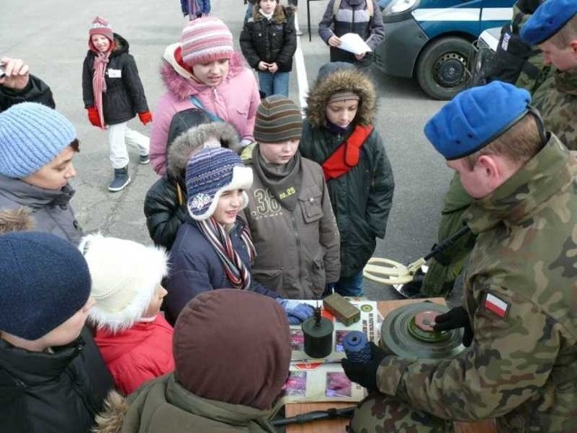 Dzieci z zainteresowaniem słuchały żołnierzy, którzy pokazywali im sprzęt wojskowy i opowiadali o kieleckim Centrum.