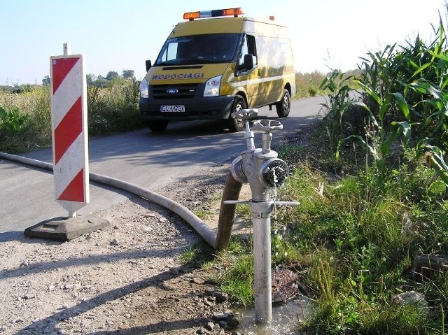 Przepłukanie jednego 300-metrowego odcinka sieci trwa osiem godzin. Wykonywane jest za pomocą specjalistycznych pomp.