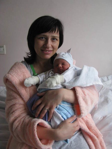 Małgosia i Adam Zwalińscy 16 marca zostali rodzicami po raz trzeci. Maja ważyła 3310 g i mierzyła 54 cm. Z narodzin siostry cieszył się 13-letni Jakub i 11-letni Kacper.