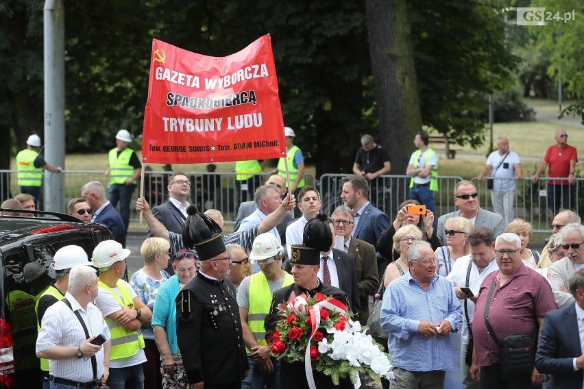 Pomnik Lecha Kaczyńskiego w Szczecinie odsłonięty z pompą. Prezydent w dynamicznej pozie, zamyślony nad Polską  [ZDJĘCIA]