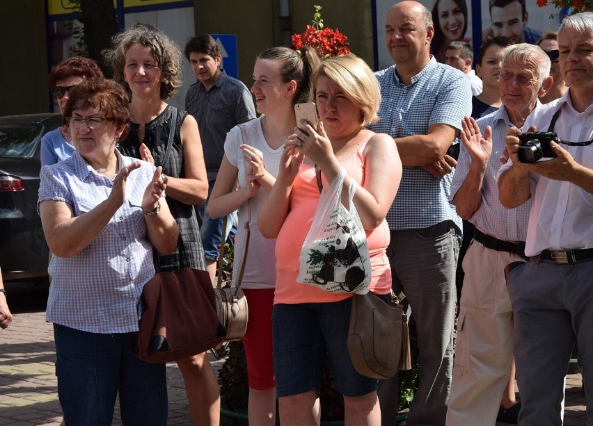 Gorlice. Festiwal Świat pod Kyczerą. Przez miejski deptak przeszedł barwny korowód artystów z różnych stron świata