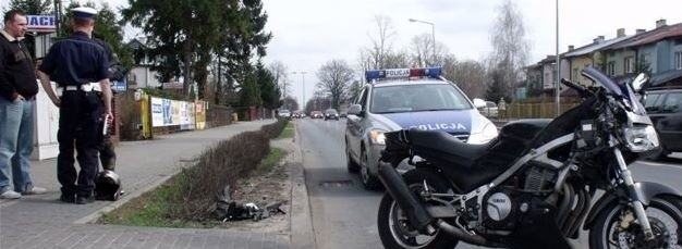 Motocyklista dostanie mandat za niezachowanie odpowiedniej odległości między pojazdami na jezdni.