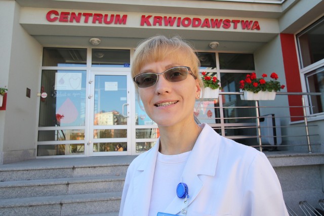 Renata Różniatowska  z Regionalnego Centrum Krwiodawstwa i Krwiolecznictwa w Kielcach namawia, by dawcy oddawali krew. Czeka na nią wielu chorych.