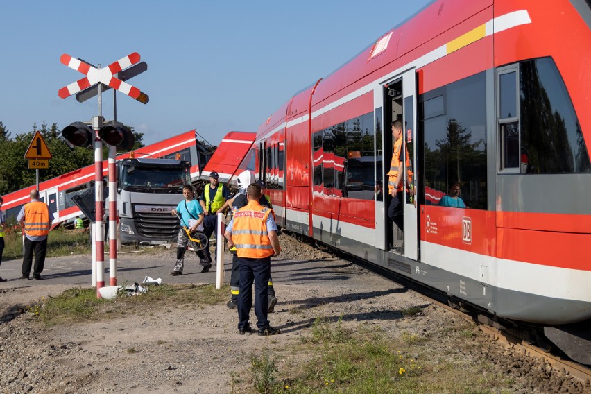 Wykolejenie pociągu po zderzeniu z tirem