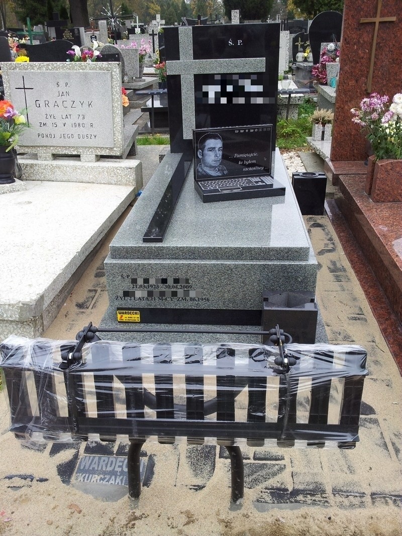 Jeden z pomników na cmentarzu na Dołach zdobi kamienny...