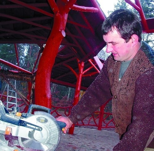 Jarosław Kak ze Stawna prowadzi w gminie Złocieniec usługowy zakład stolarski. Jego firma specjalizuje się w wyrobach z gałęzi drzew. W tym roku rzemieślnik zapłaci za budynki 13,52 zł za metr kw., a za grunty, na których prowadzi działalność &#8211; 49 gr za metr kw.