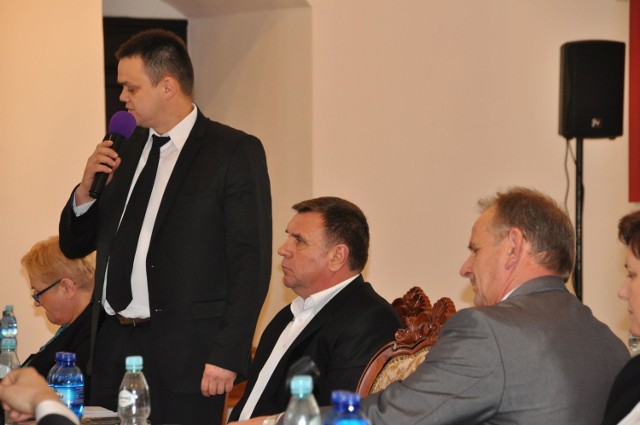 Arkadiusz Sokołowski (pierwszy z lewej) odpowiadał Krzysztofowi Guli (pierwszy z prawej), że wyrósł już z... poziomu piaskownicy.