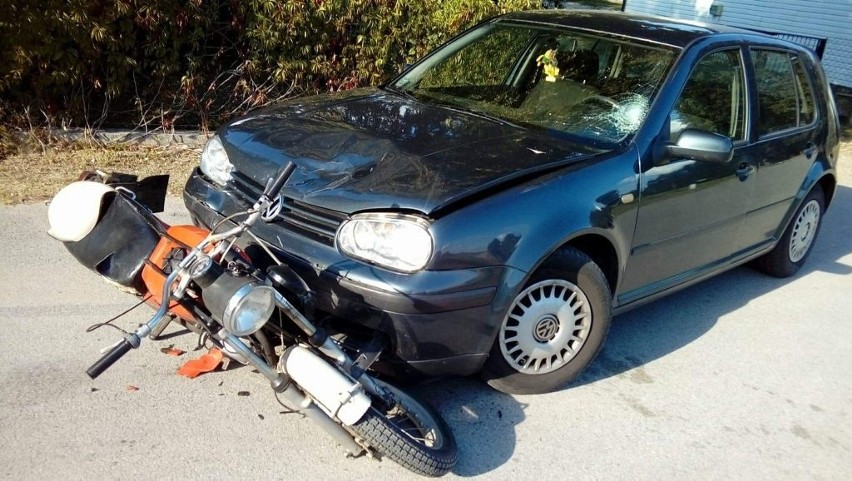 Czerwińskie: wypadek motocyklisty i volkswagena. Ranne dwie osoby, w tym 3-letnie dziecko [ZDJĘCIA]