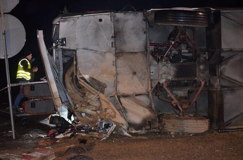 Wypadek autokaru na S3. Wycieczka wracała z jarmarku we Wrocławiu. Autobus przewrócił się na bok. Jedna osoba nie żyje, 24 zostały ranne