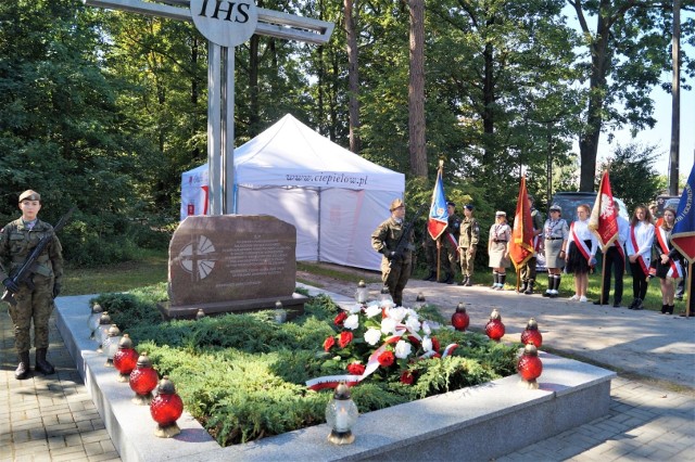 Uroczystość odbyła się w ostatni czwartek, 9 września, w lesie pod Dąbrową, gdzie znajduje się mogiła zamordowanych żołnierzy. W wydarzeniu uczestniczyło prawie tysiąc osób. Uroczystość połączona została z "Biegiem Tropem Wilczym".