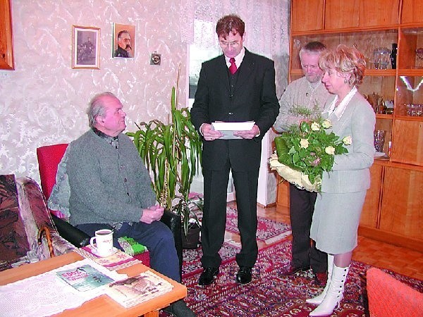 Dyrektor pałacu w Lubostroniu Andrzej Budziak nie krył  zadowolenia z nowych nabytków. - To dla nas bardzo  szczęśliwy dzień. Pierwszy z lewej - darczyńca - Karol  Grabowski.