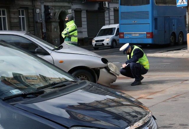 Zwykła stłuczka, a jaki kłopot? Od tego roku wezwanie policji do takiego zdarzenia jest dla sprawcy kosztowane.