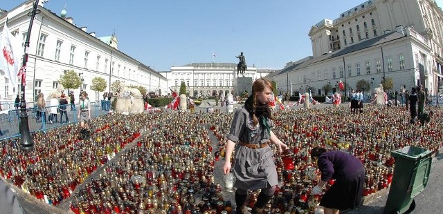 Krzyż ustawili pod Pałacem Prezydenckim harcerze, którzy zajmowali się stawianiem i usuwaniem zniczy.